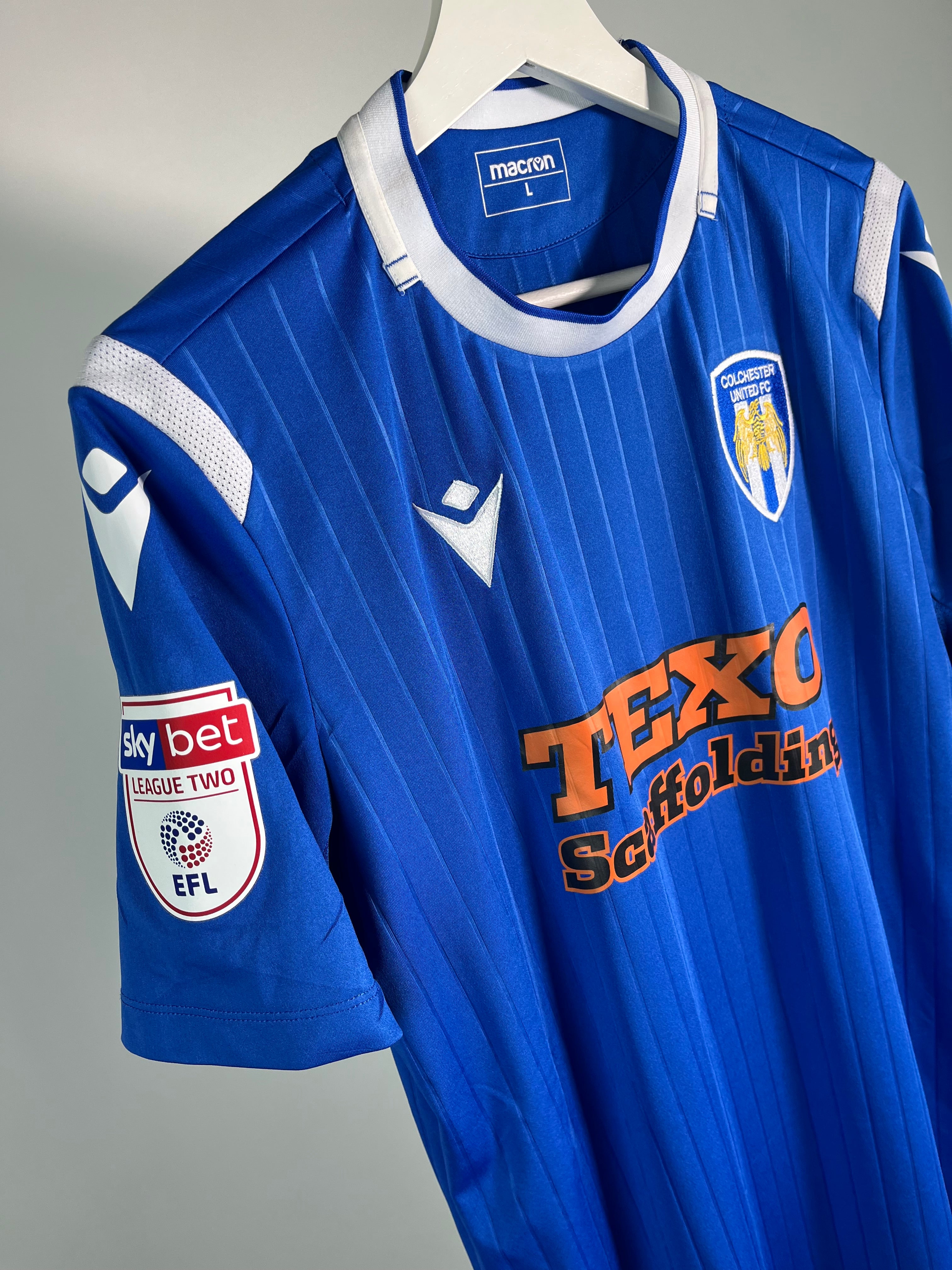 Jersey Colchester United Fc Local 2019 2020 Utilería Thomas Sowunmi (L)