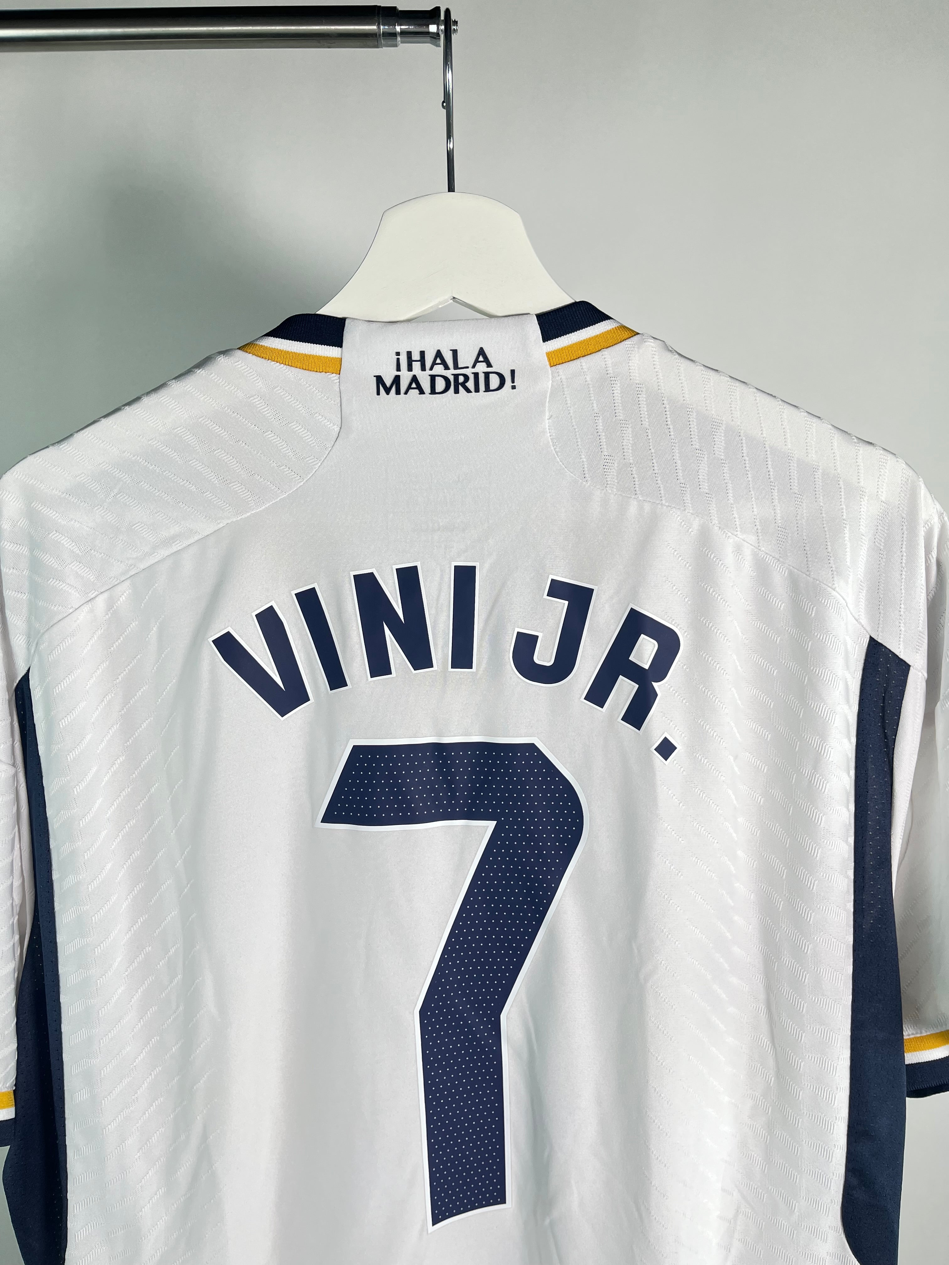 Jersey Real Madrid Local 2023 2024 Versión Jugador Vinícius Júnior (XL)