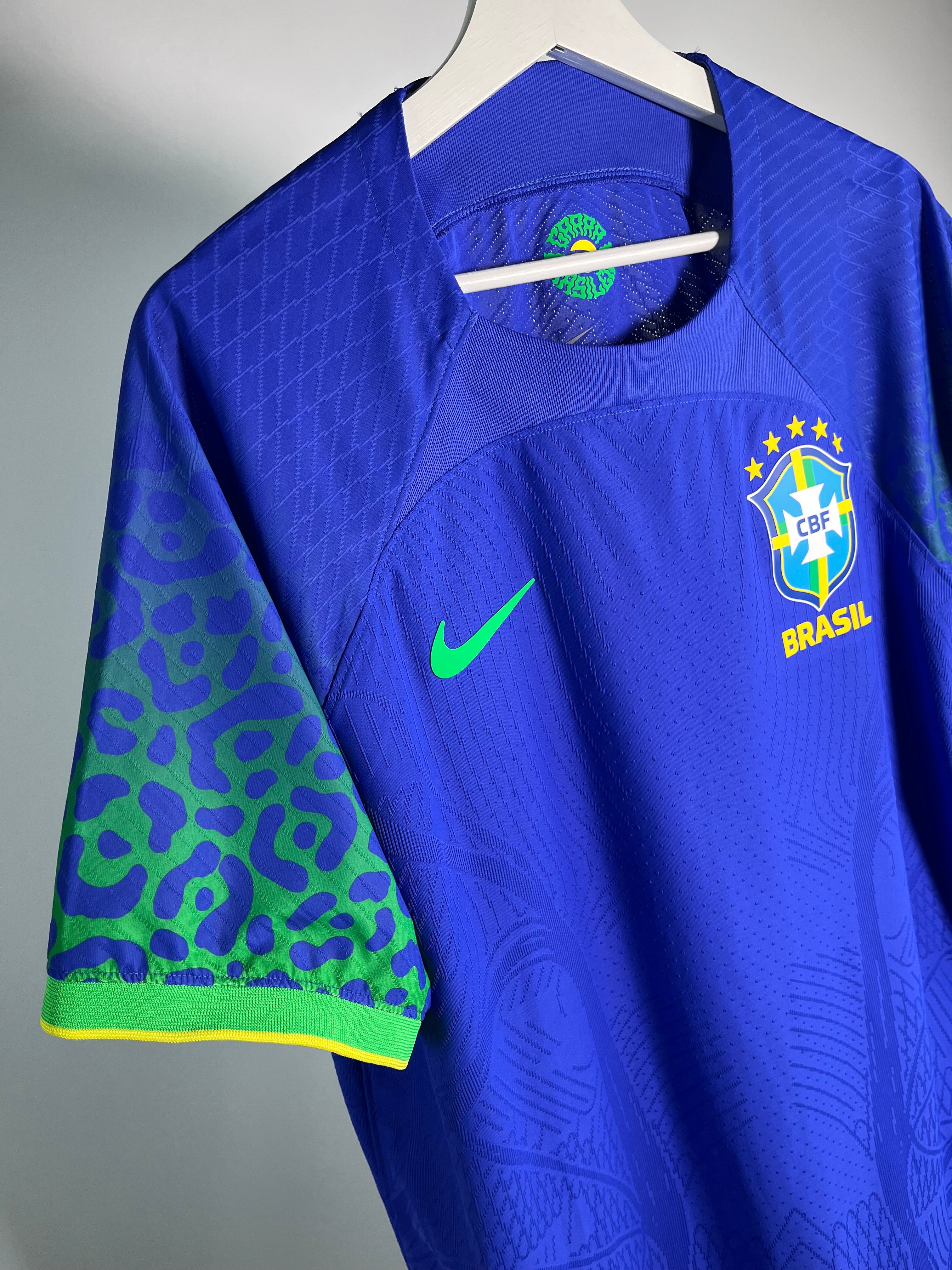 Jersey Brasil Visita 2022 2023 Versión Jugador (XL)