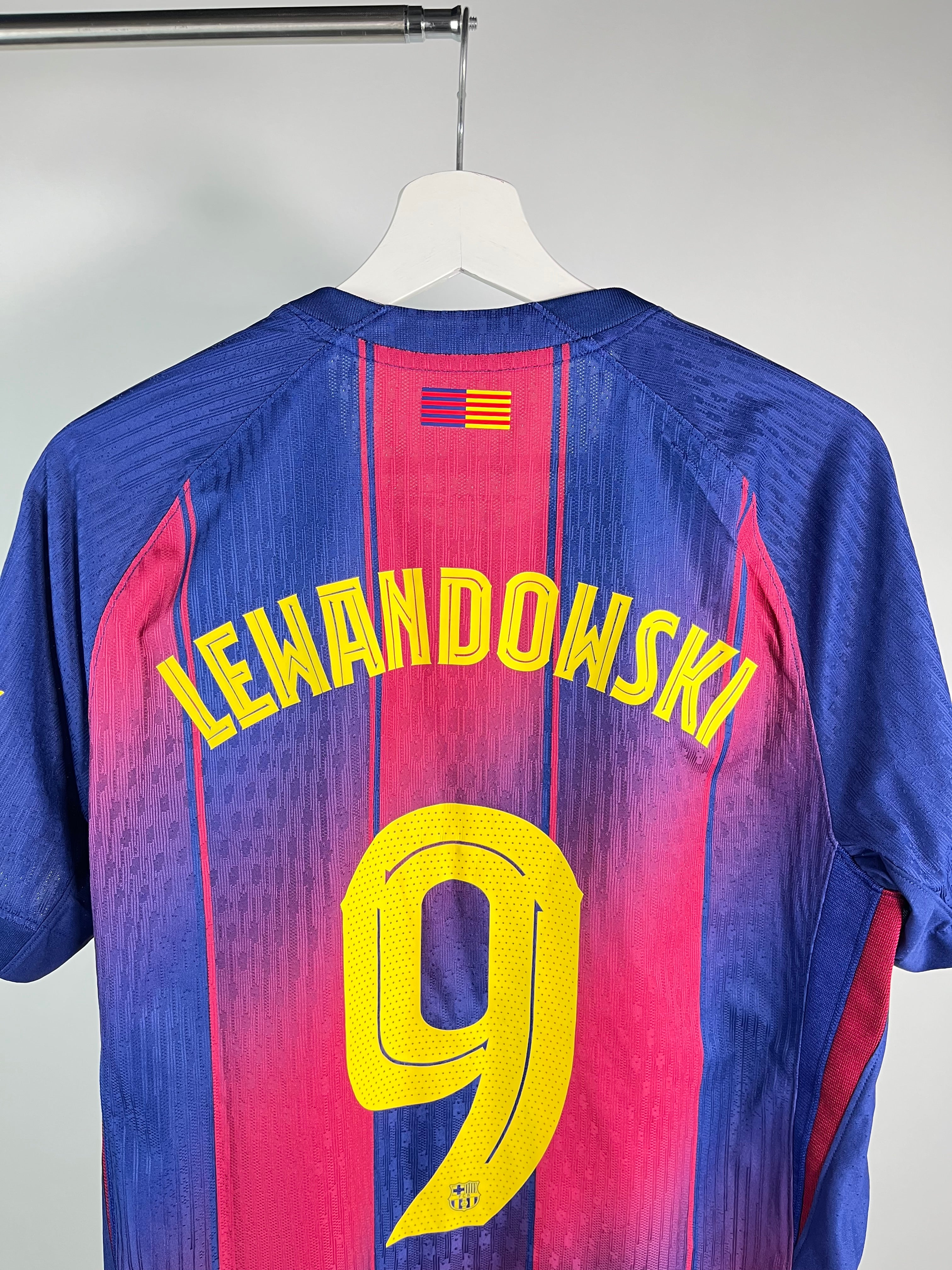 Jersey Barcelona Local 2025 2026 Versión Jugador Robert Lewandowski (M)