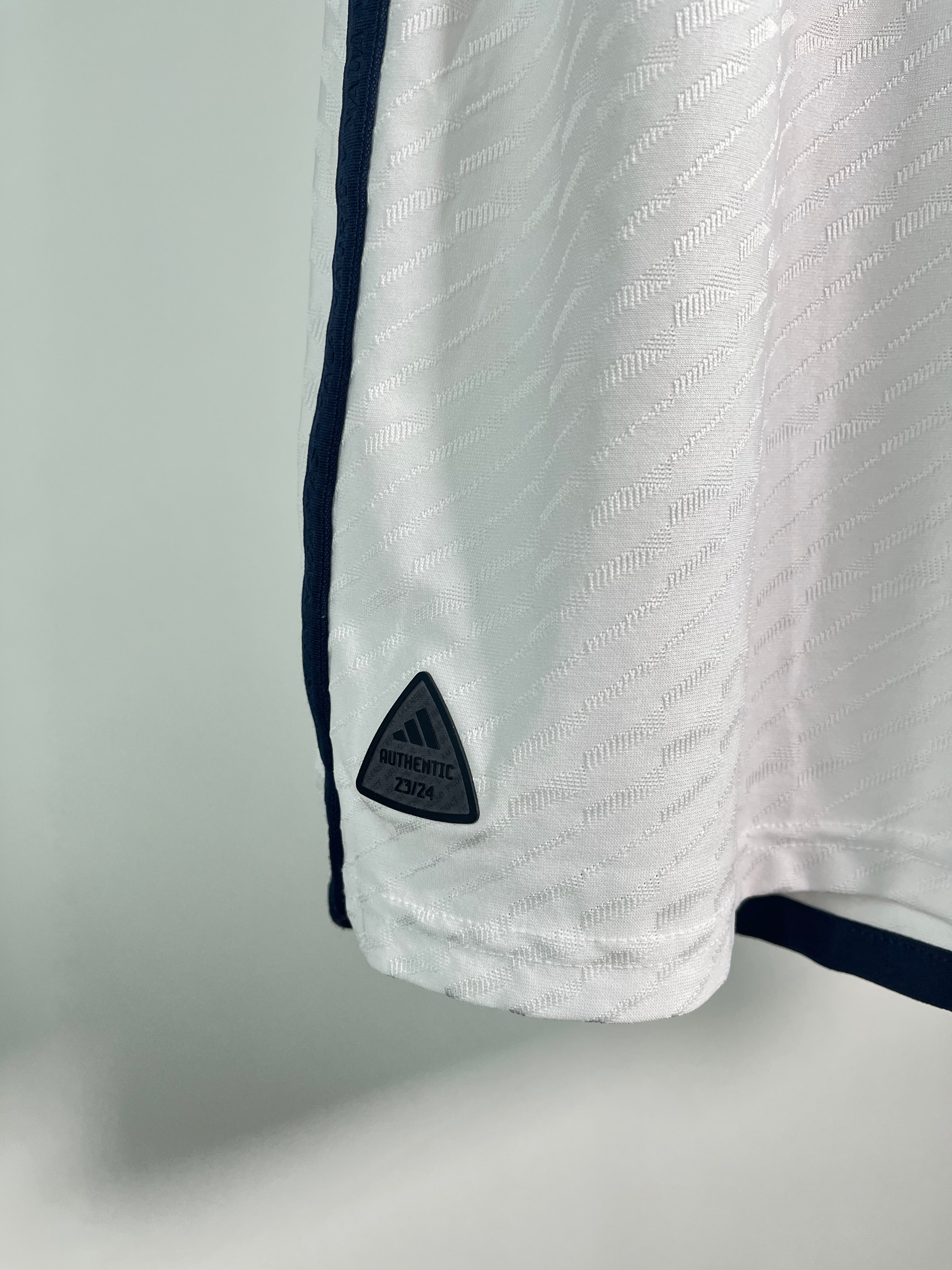 Jersey Real Madrid Local 2023 2024 Versión Jugador Vinícius Júnior (XL)