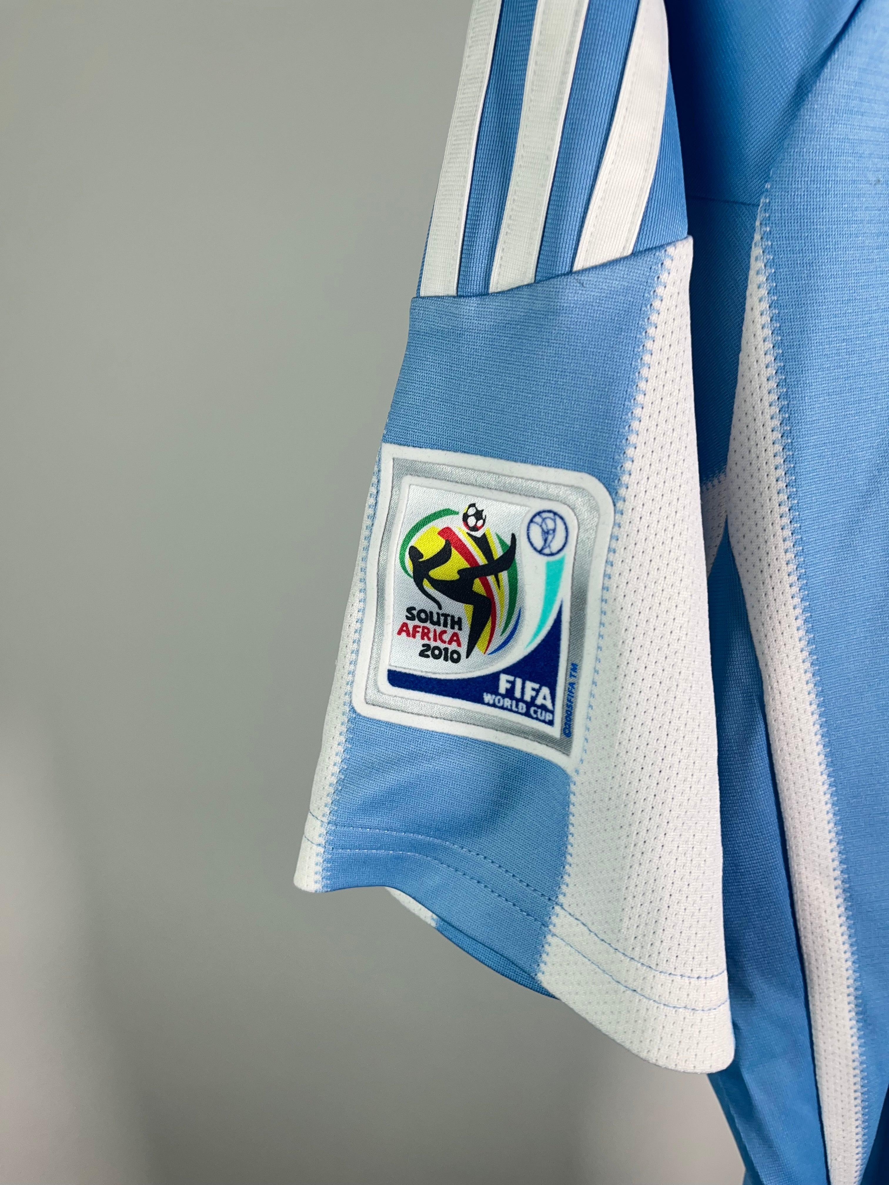 Jersey Argentina Local 2010 2012 Lionel Messi (L)