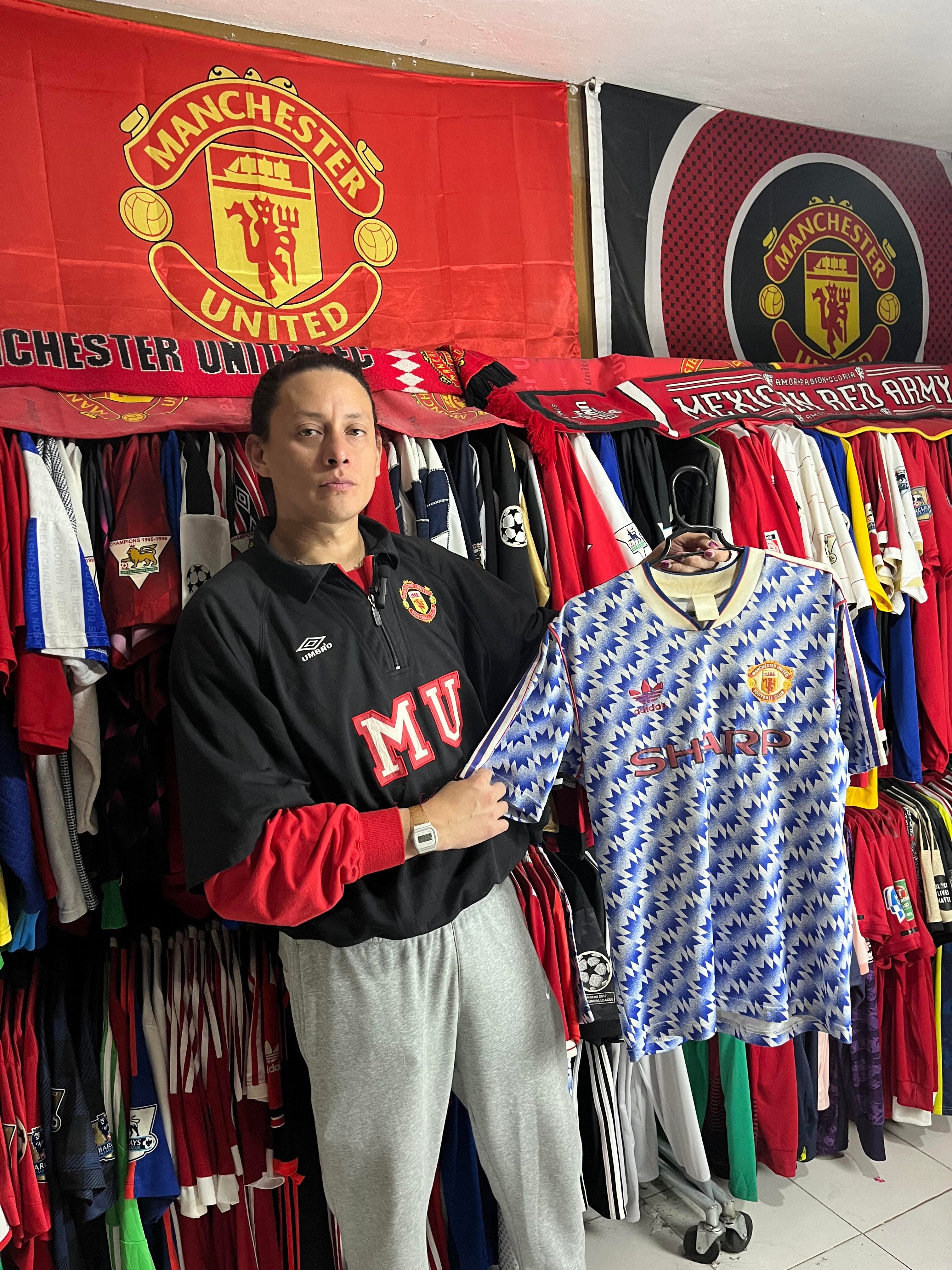 Carlo Díaz, máximo coleccionista de jerseys del Manchester United en Latinoamérica