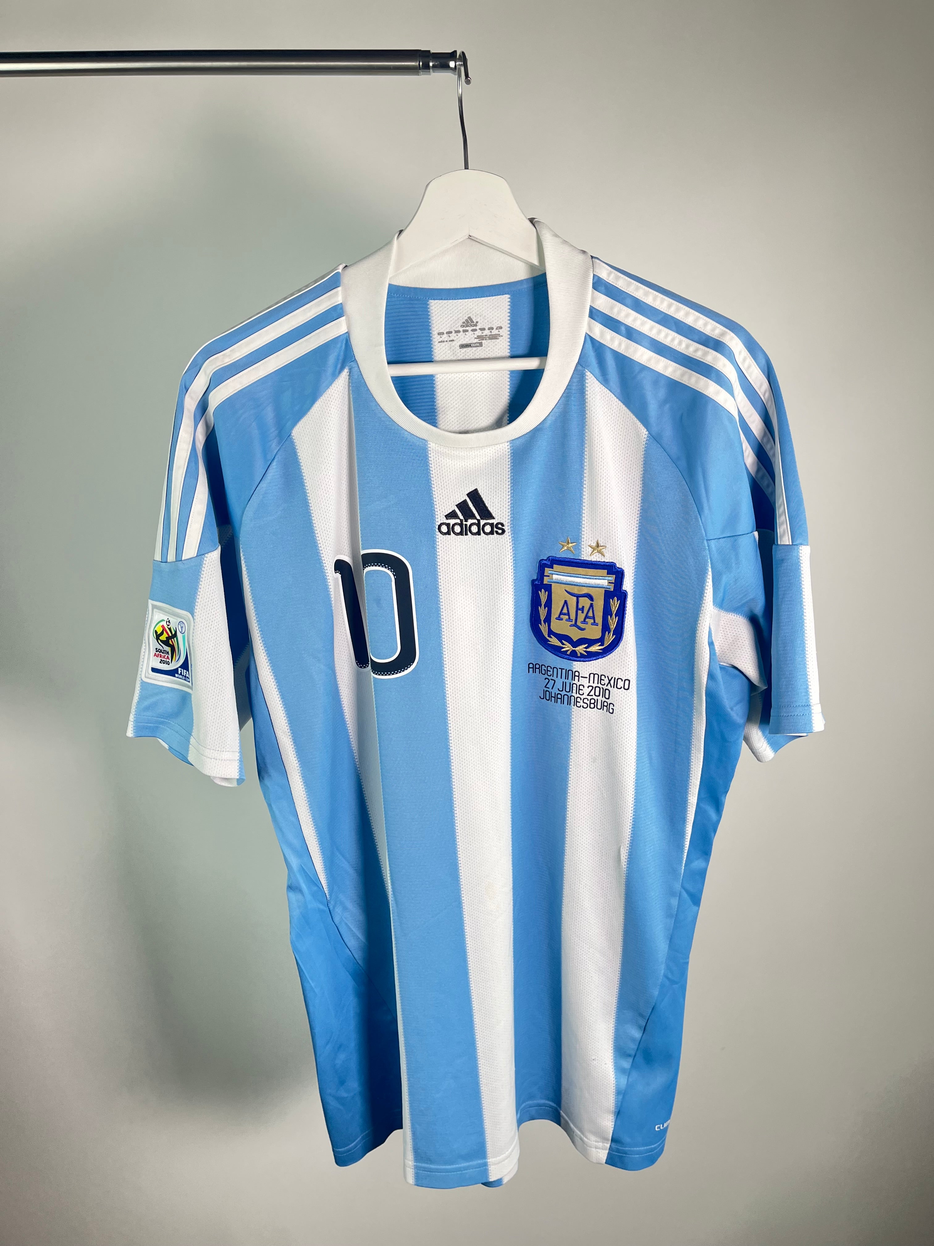 Jersey Argentina Local 2010 2012 Lionel Messi (L)