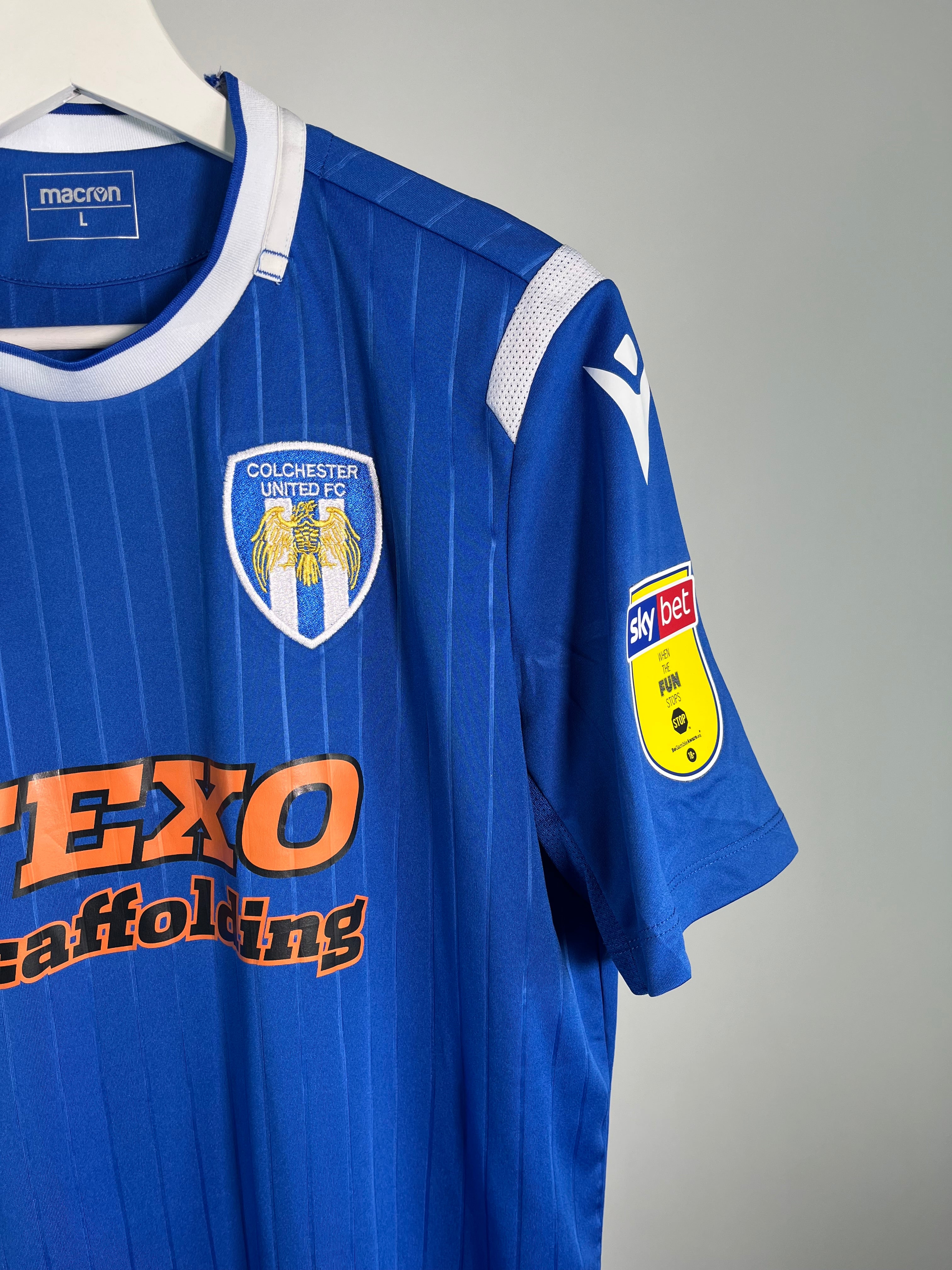 Jersey Colchester United Fc  Local 2019 2020 Utilería Thomas Sowunmi (L)