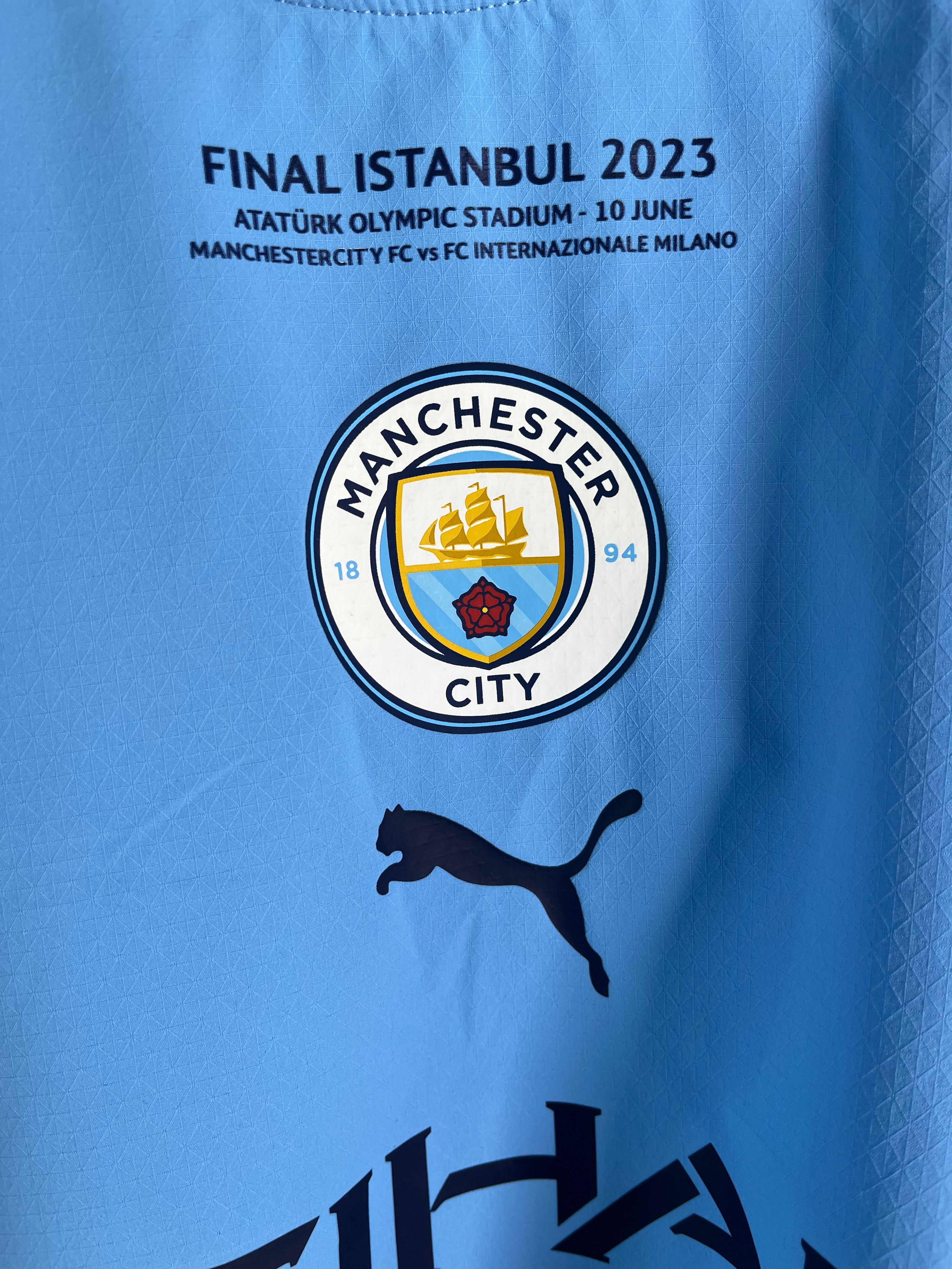 Jersey Manchester City Local 2022 2023 Versión Jugador Match Detail vs Inter de Milán Erling Braut Haaland (L)