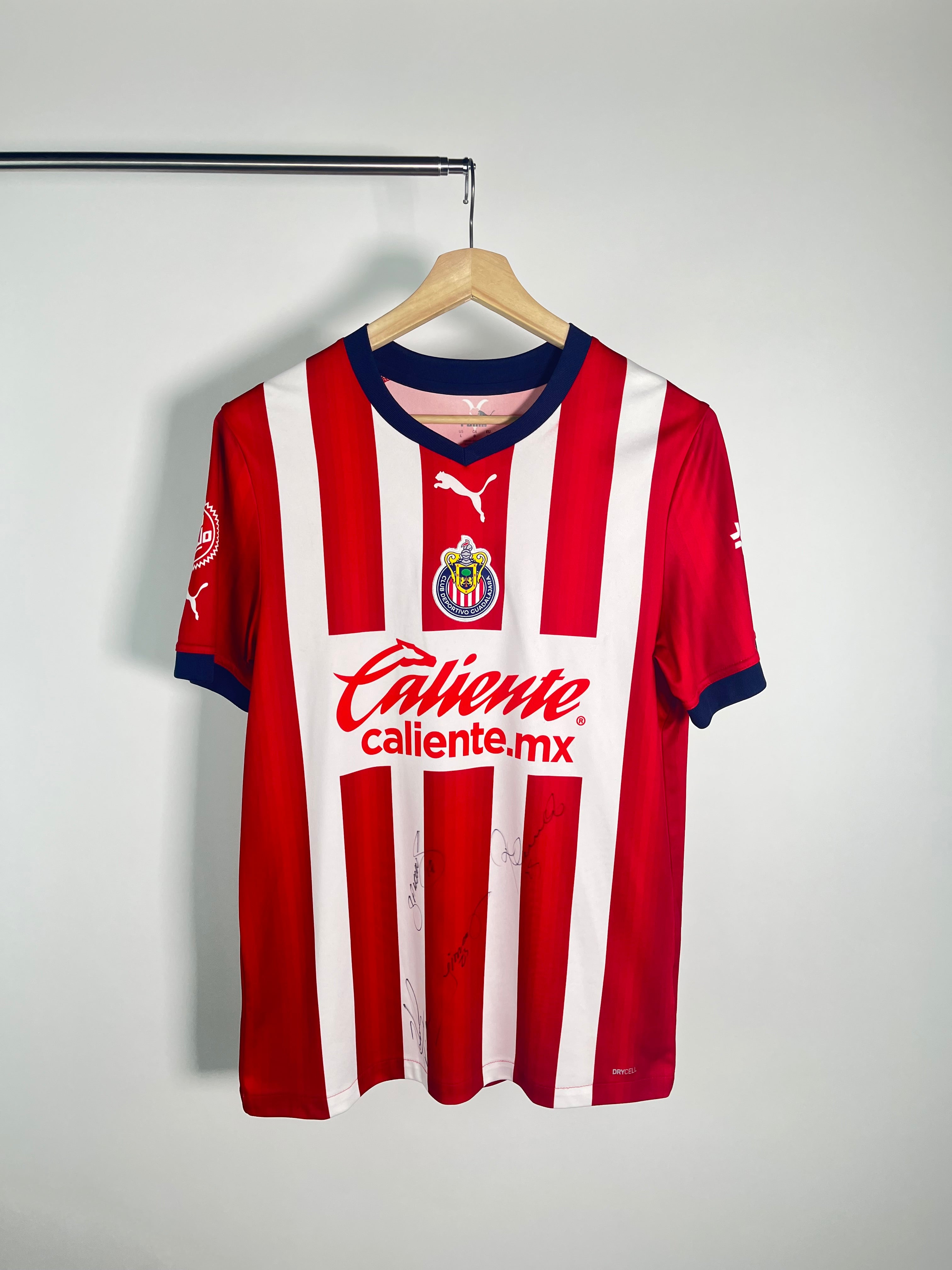 Jersey Chivas Local 2022 2023 Autografiado Víctor “Pocho” Guzmán (L)