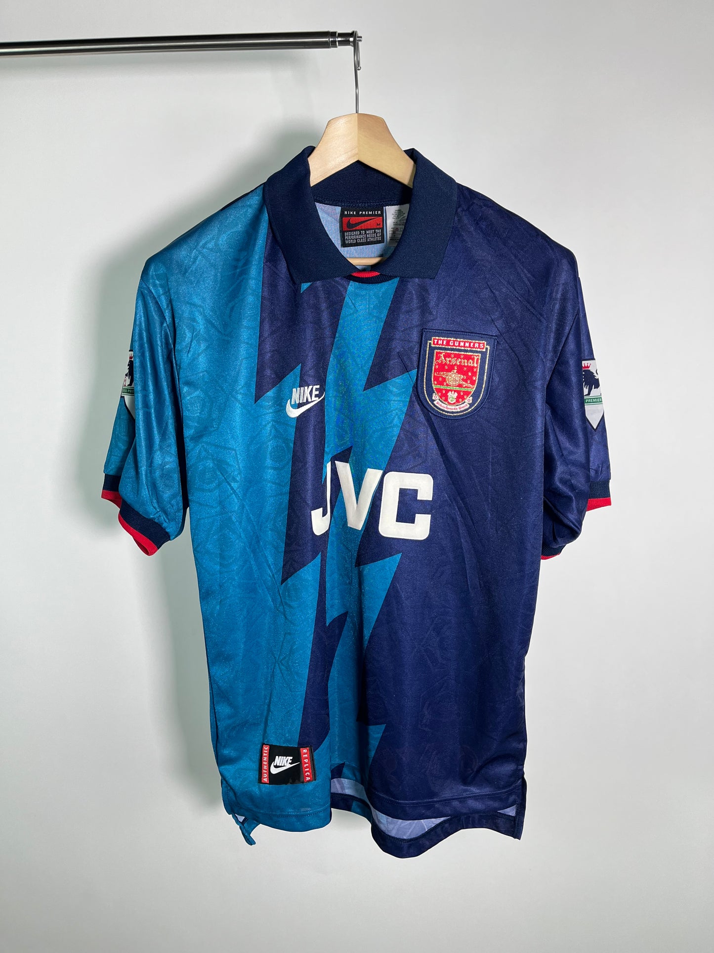 Jersey Arsenal Visita 1995 1996 Dennis Bergkamp (M)