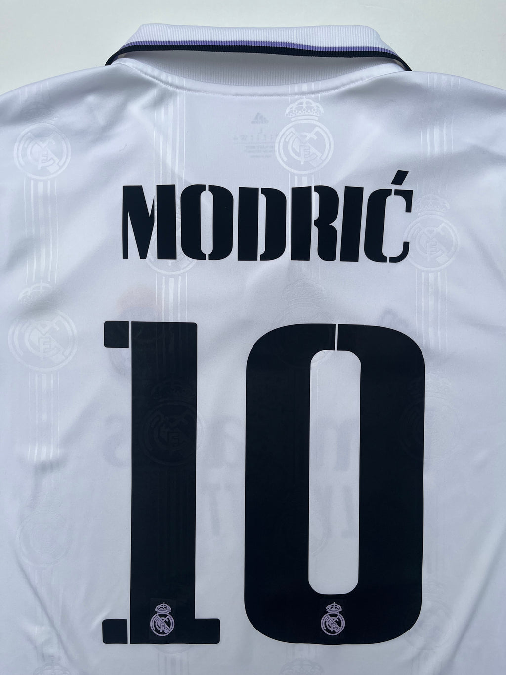 Jersey Real Madrid Local 2022 2023 Luka Modrić (L)