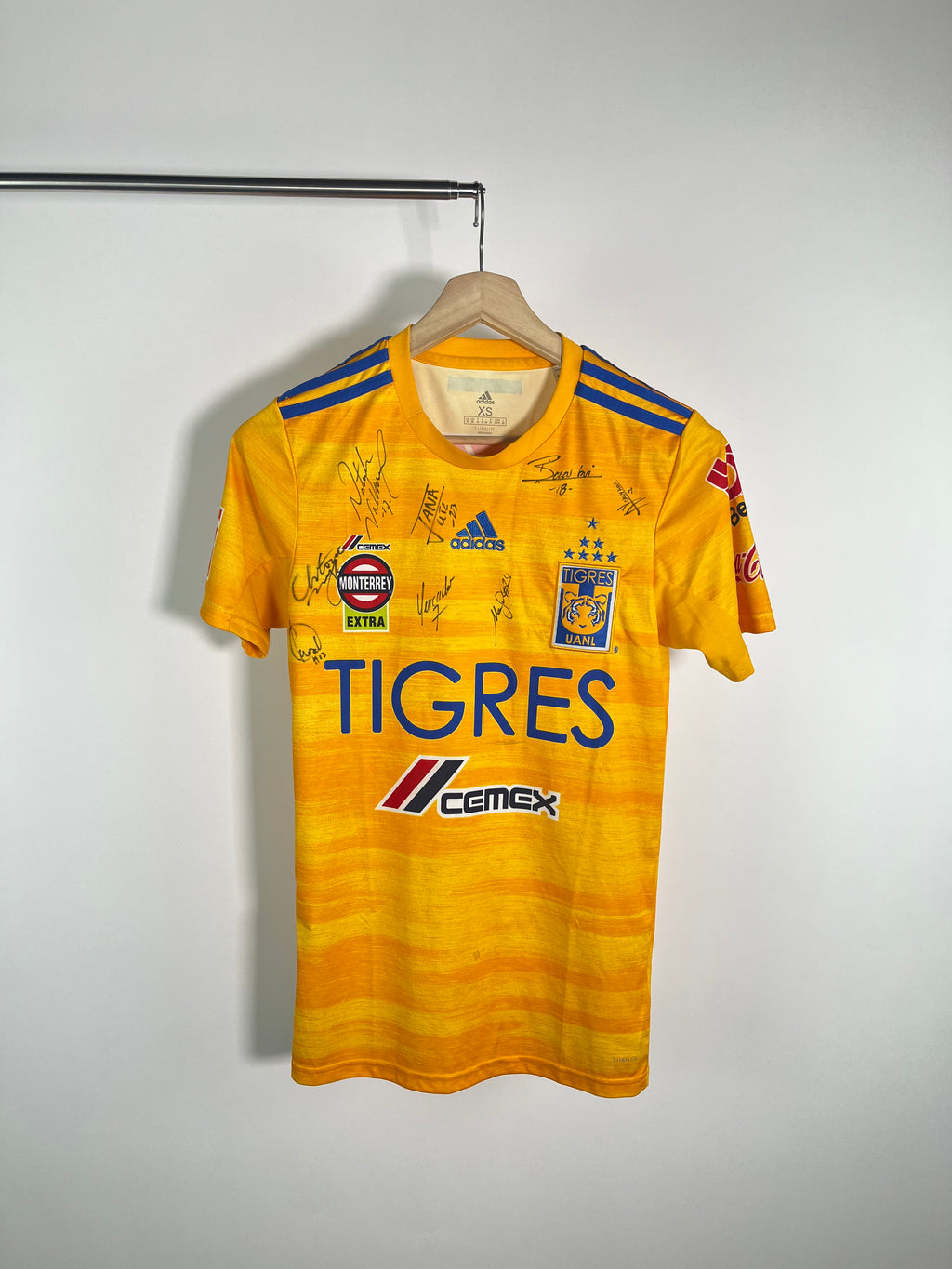 Jersey Tigres Local 2019 2020 Autografiado por Equipo Femenil (XS)
