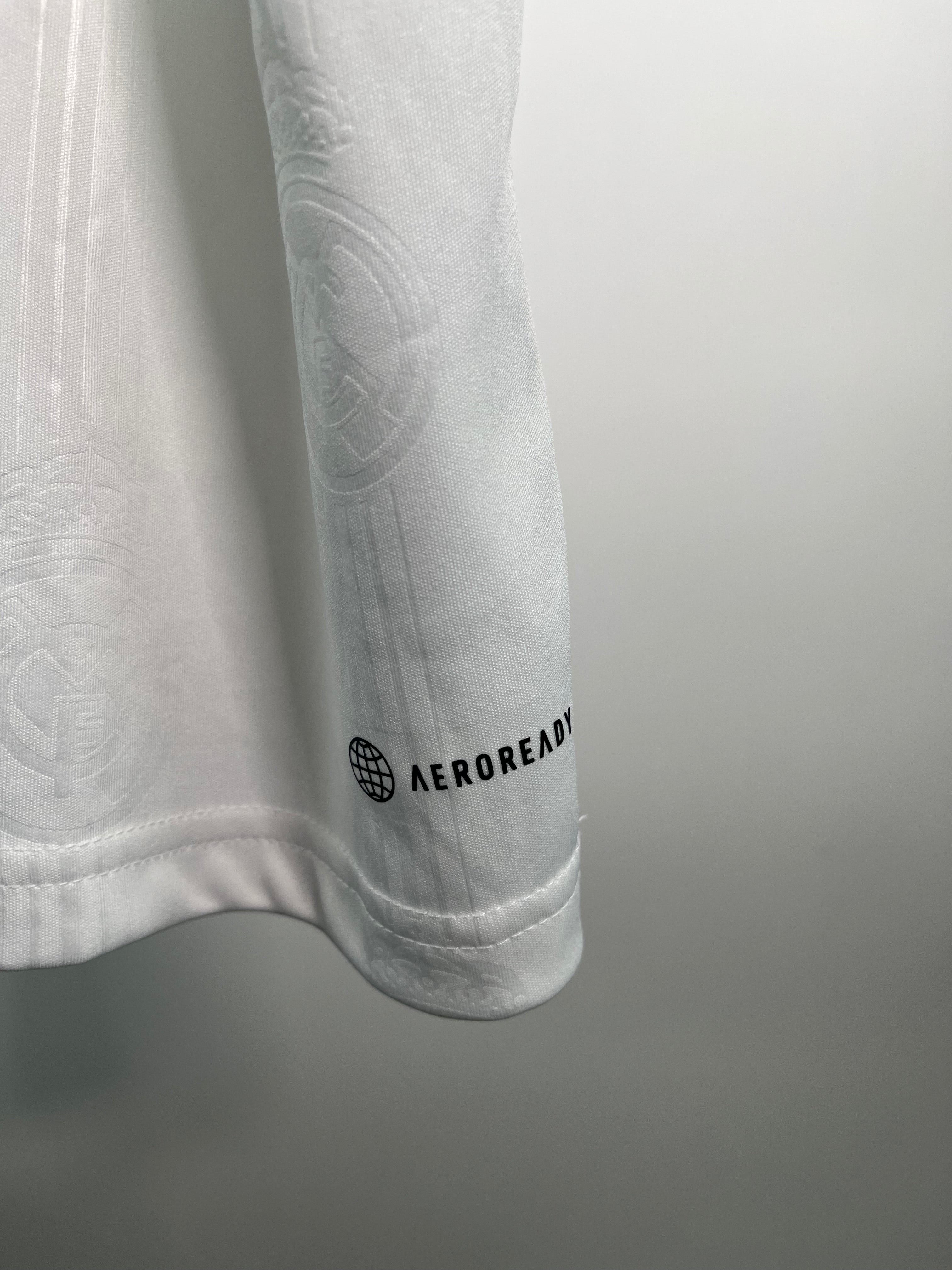 Jersey Real Madrid Local 2022 2023 Karim Benzema (XL)