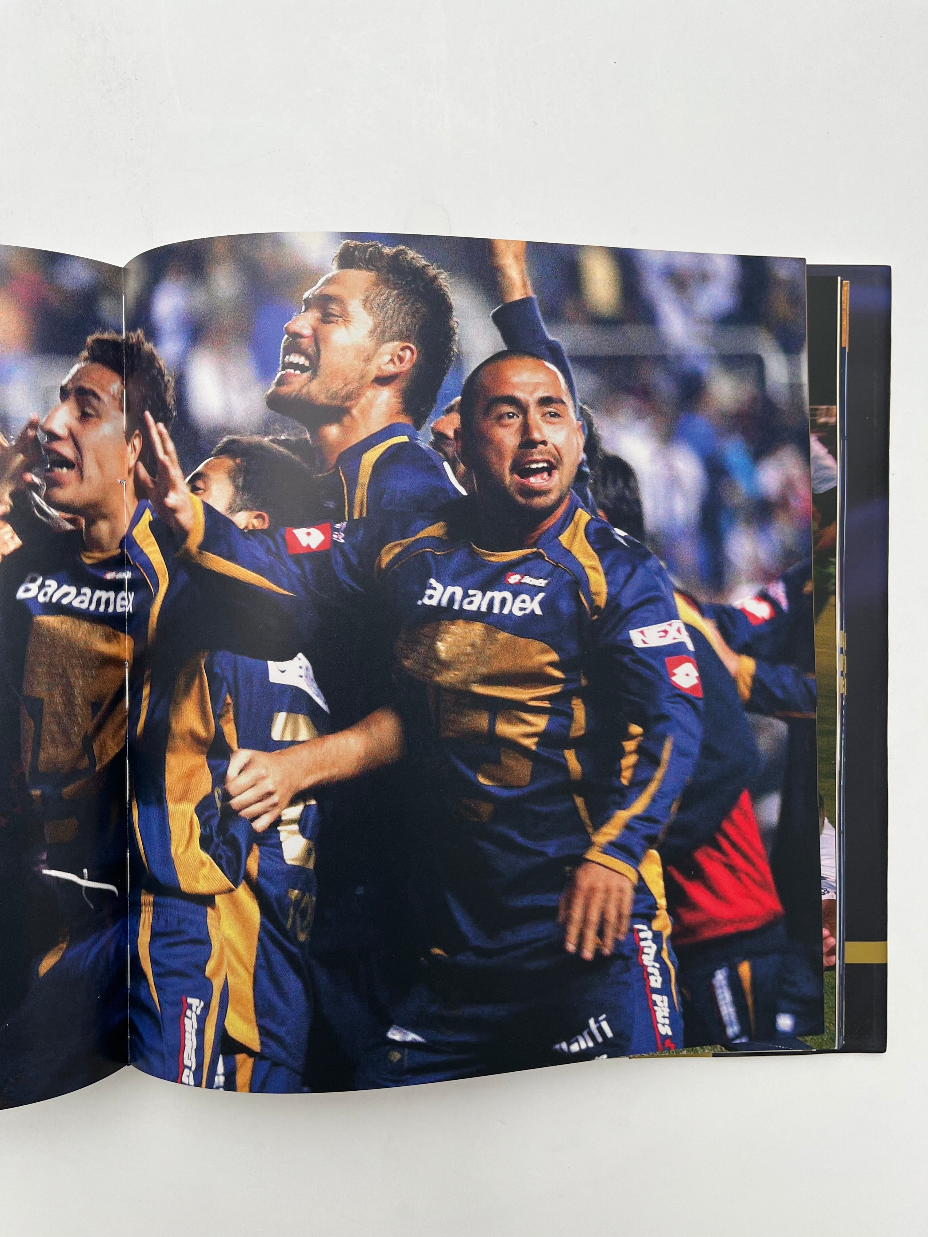 Libro Pumas Campeonatos En Azul y Oro Edición Pasta Dura