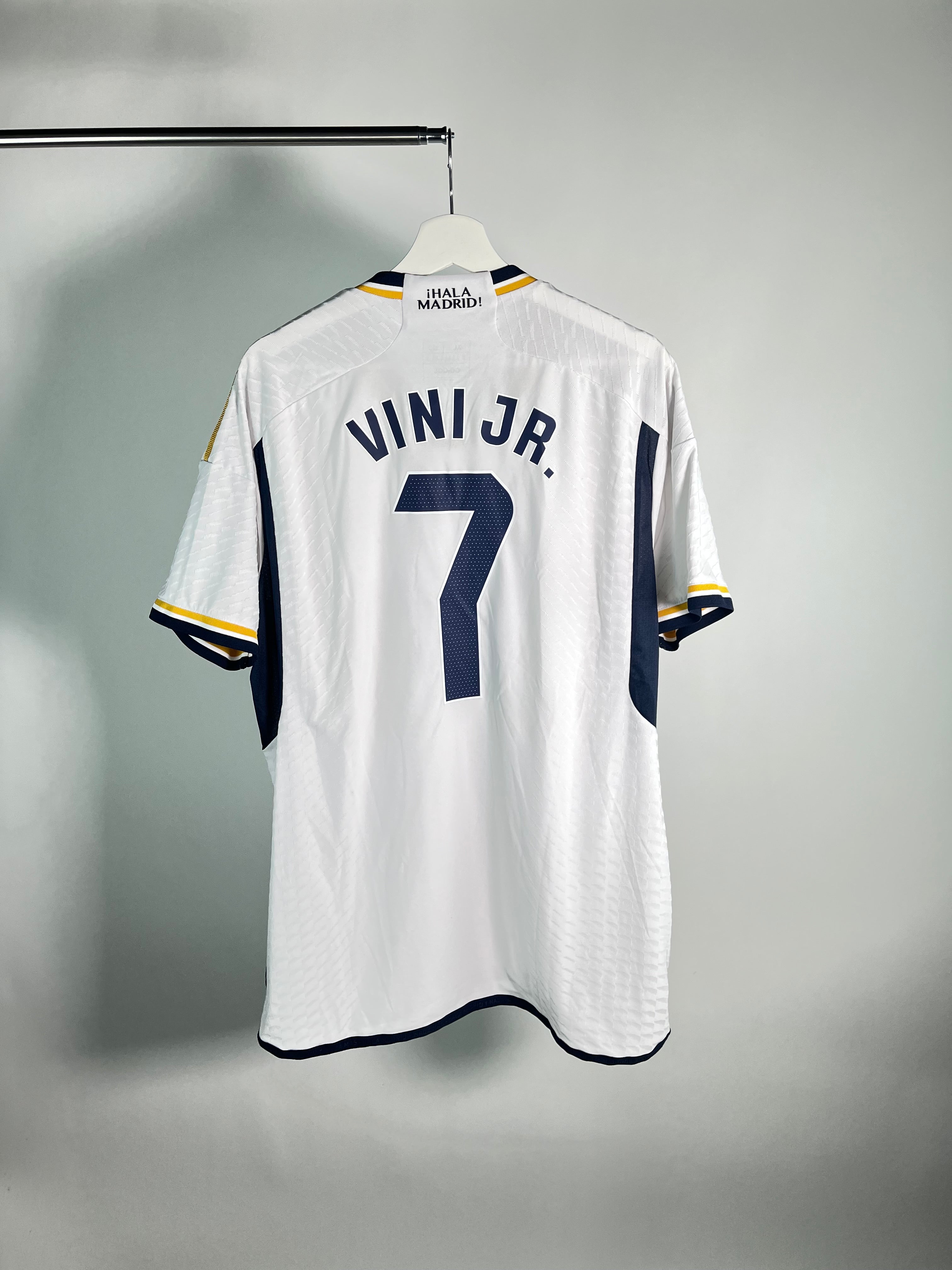 Jersey Real Madrid Local 2023 2024 Versión Jugador Vinícius Júnior (XL)