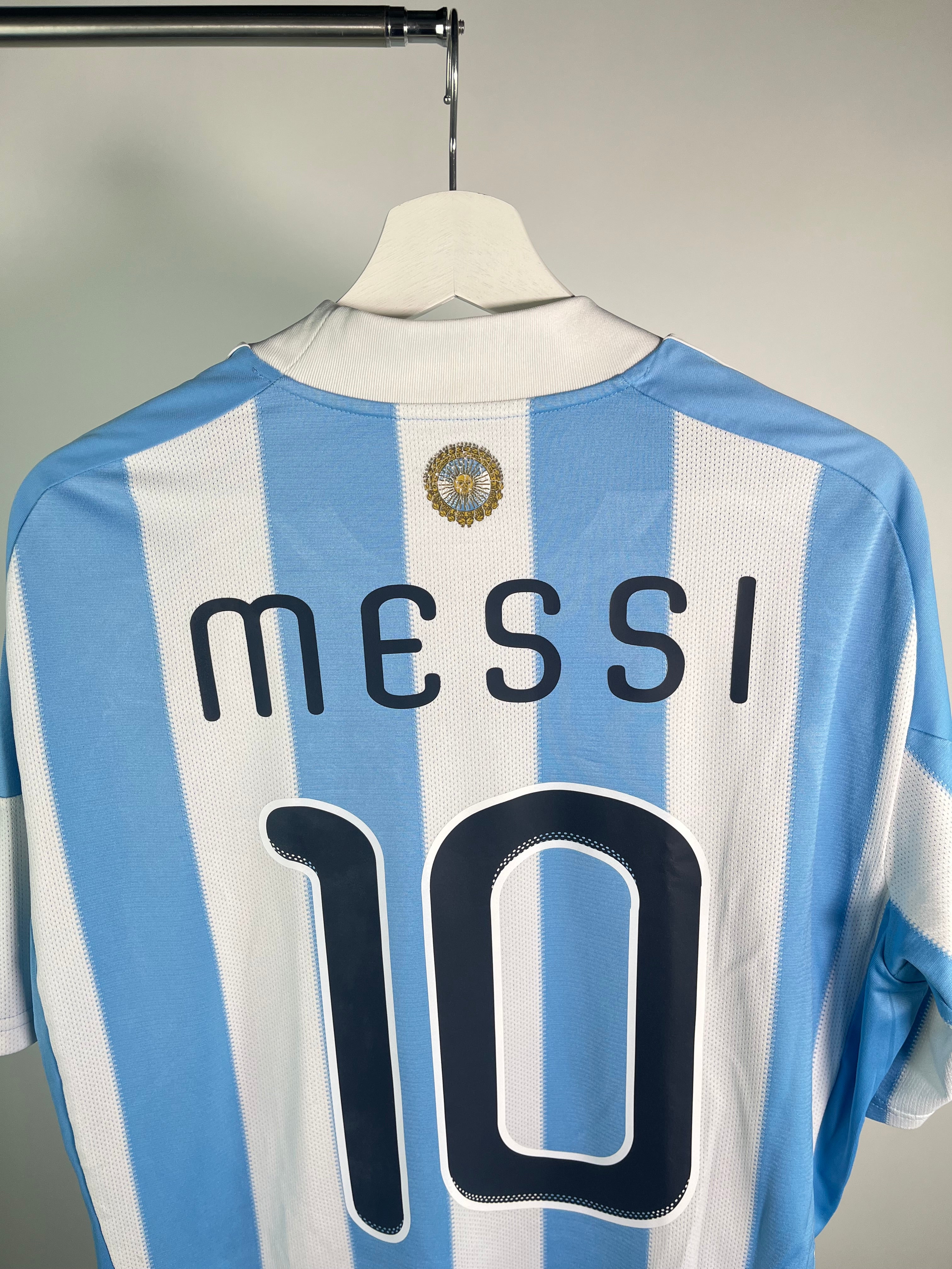 Jersey Argentina Local 2010 2012 Lionel Messi (L)