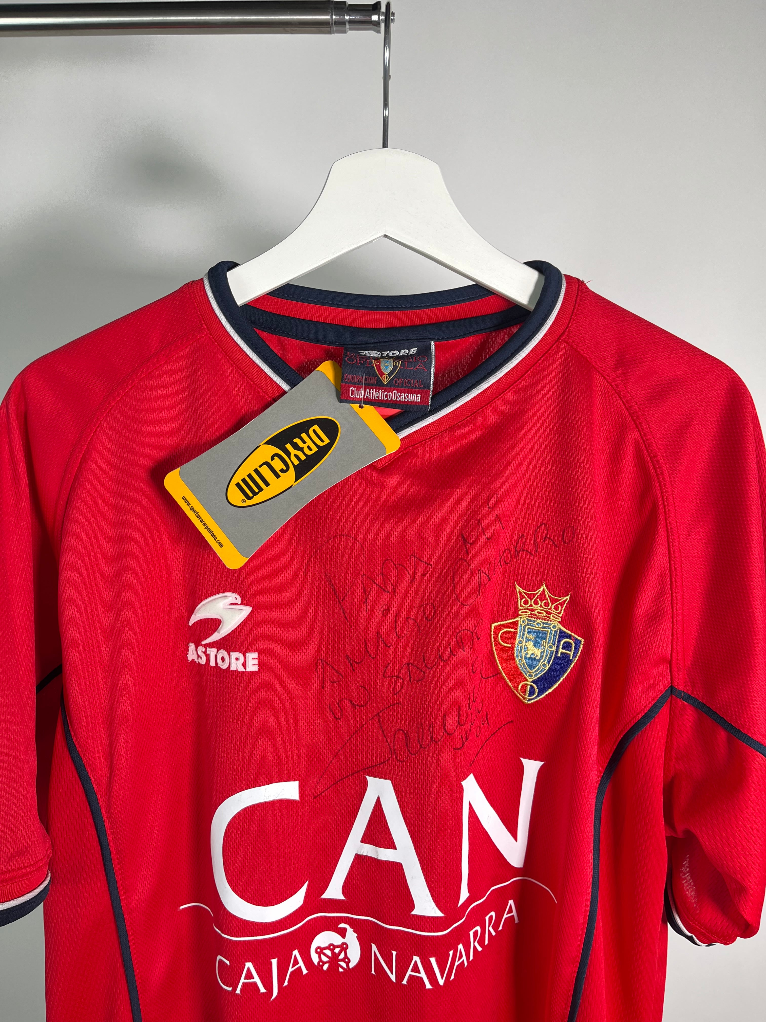 Maillot officiel vintage d'occasion du C.A d'Osasuna, signé à la main Maillot officiel vintage d'occasion du C.A d'Osasuna, signé à la main