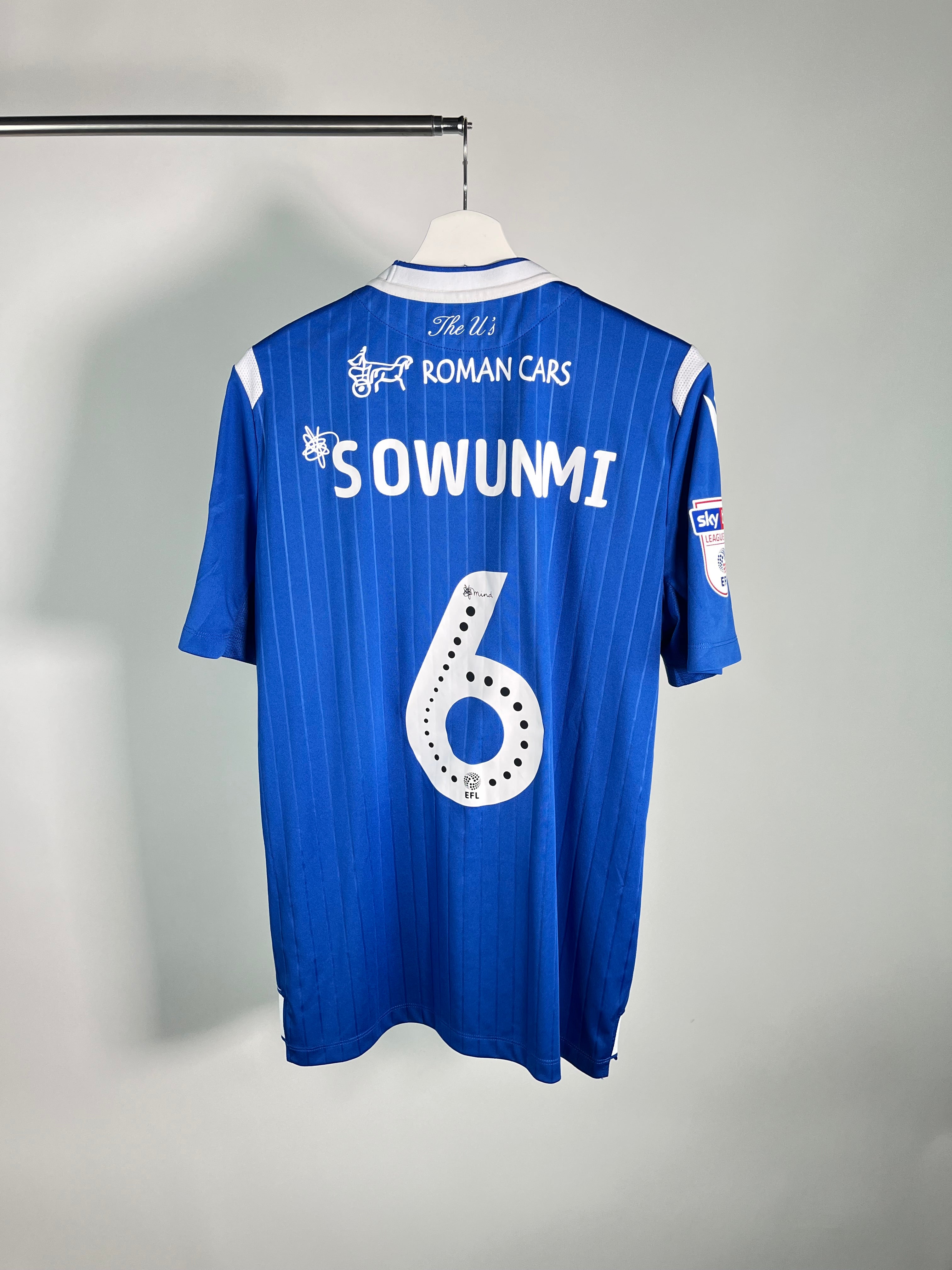 Jersey Colchester United Fc  Local 2019 2020 Utilería Thomas Sowunmi (L)