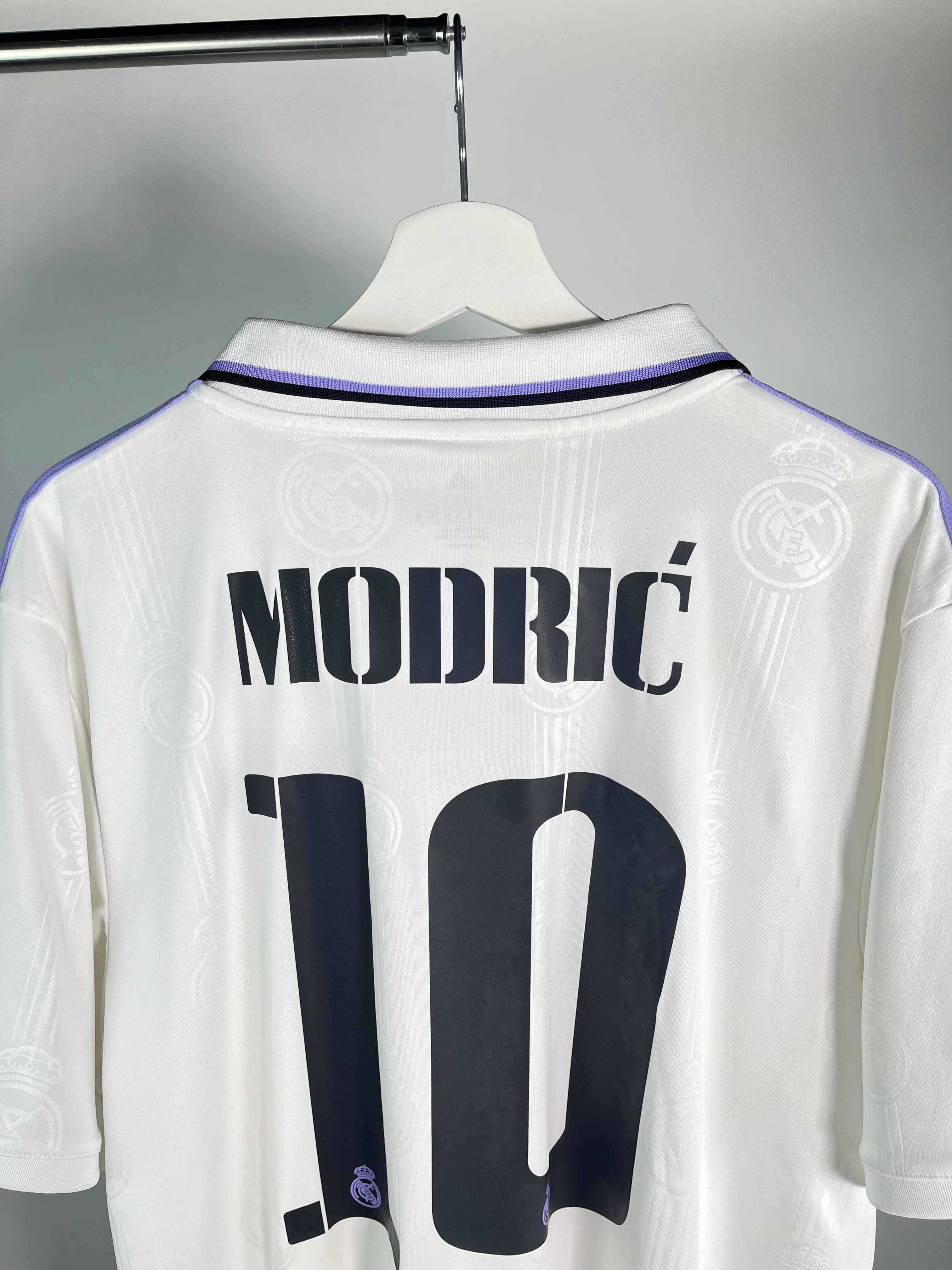 Jersey Real Madrid Local 2022 2023 Luka Modric (XL)