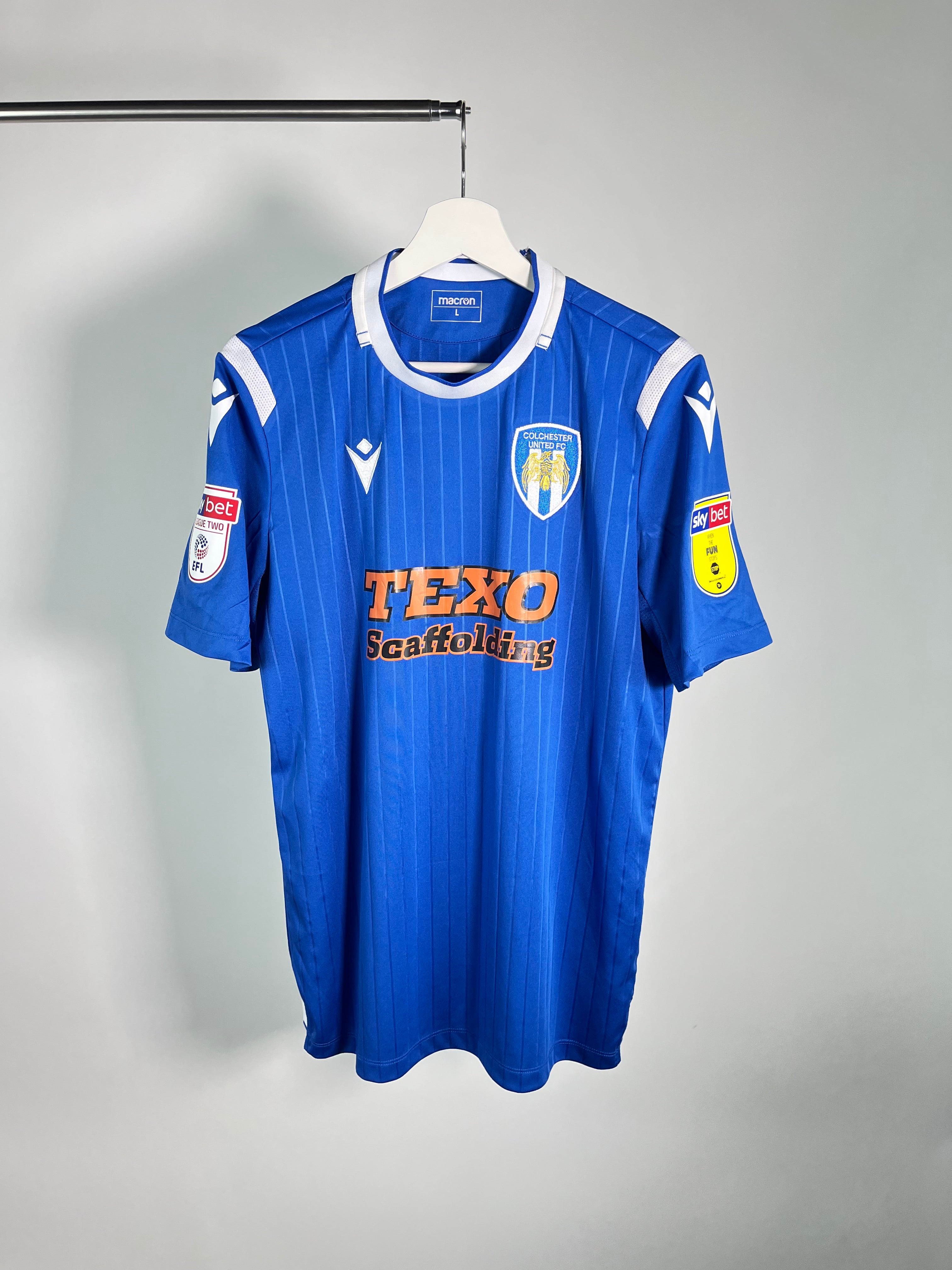 Jersey Colchester United Fc  Local 2019 2020 Utilería Thomas Sowunmi (L)
